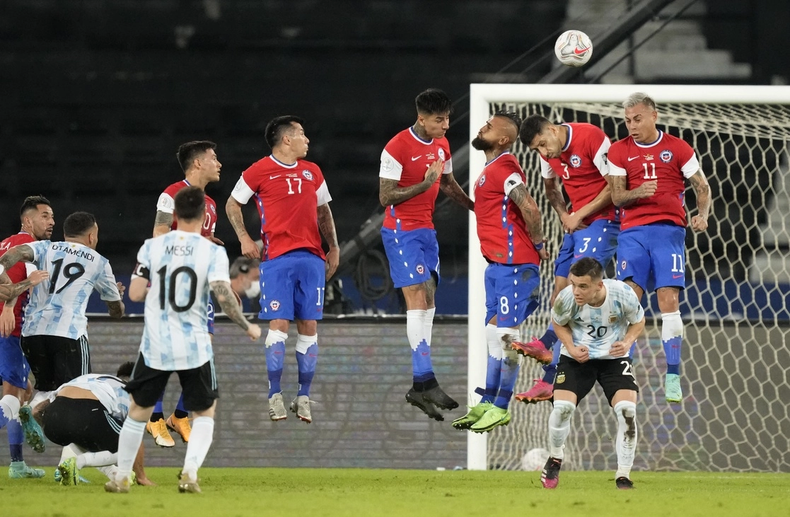 El gol de la 'albiceleste' llegó al minuto 33, cuando Lionel Messi cobró un tiro libre y el balón ingresó por el palo izquierdo del arco de Claudio Bravo, ayer. Foto Ap
