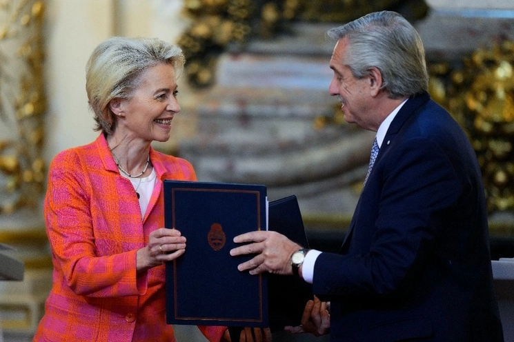 El mandatario de Argentina, Alberto Fernández, y la presidenta de la Comisión Europea, Ursula von der Leyen, firmaron en Buenos Aires un memorándum de entendimiento sobre "materias primas críticas", el 13 de junio de 2023. Foto Ap