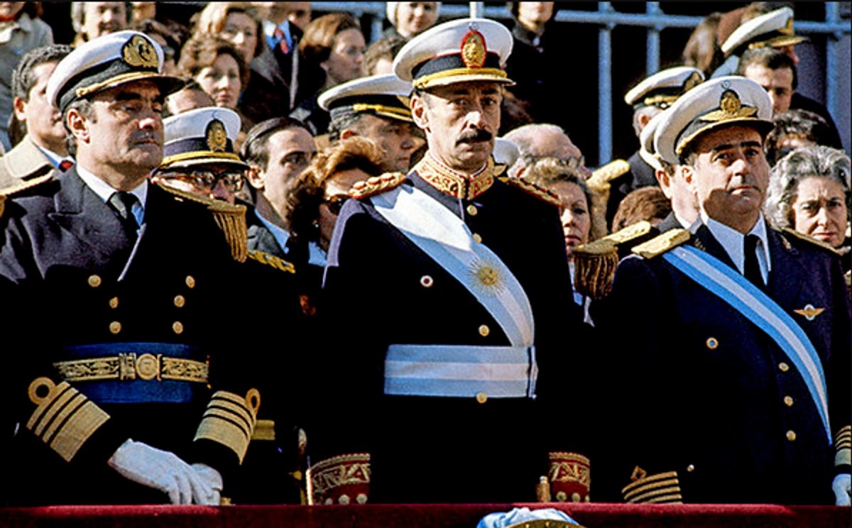 El almirante Emilio Massera, el teniente general Jorge Rafael Videla y el brigadier general Orlando Agosti, miembros de la Junta Militar que gobernó Argentina tras el golpe de Estado de 1976. Foto