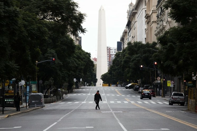 Así se ve con la pandemia Diagonal Norte, una de  las avenidas más importantes de Buenos Aires. Foto Xinhua