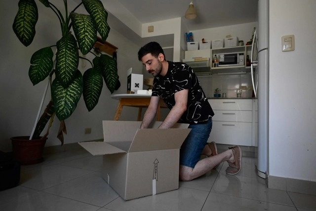 Argentinos se ven obligados a dejar sus casas de alquiler por la crisis inmobiliaria, en Buenos Aires. Foto Afp