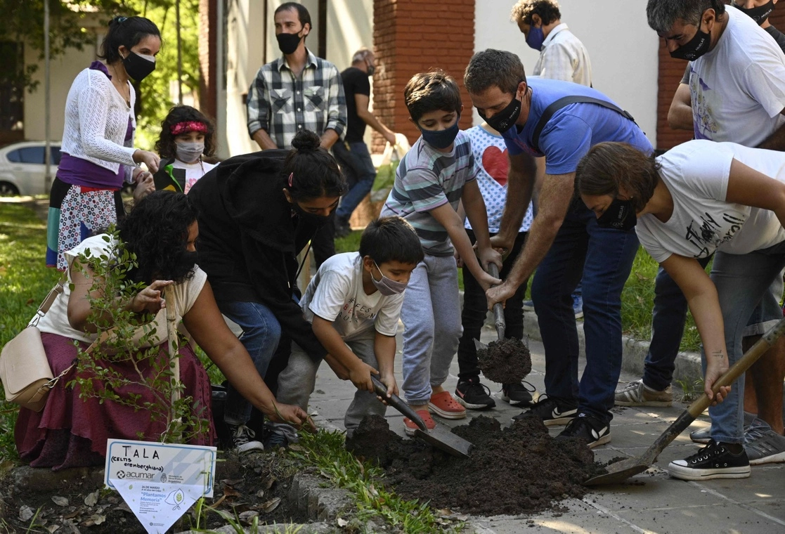 En pequeñas ceremonias, miles de argentinos sembraron ayer árboles en memoria de los 30 mil desaparecidos durante la dictadura militar. En la imagen, nietos recuperados por las Abuelas de Plaza de Mayo y sus hijos en el Espacio para la Memoria, construido en la antigua Escuela de Mecánica de la Armada, centro clandestino de tortura. Foto Afp