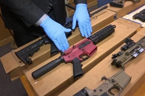 El gobierno de López Obrador argumentó en su momento que cada año ingresan de manera ilegal a México entre 200 mil y 750 mil armas fabricadas en Estados Unidos y que las empresas productoras saben de ello y de los daños que causan en nuestro país. Foto Ap/ Archivo 