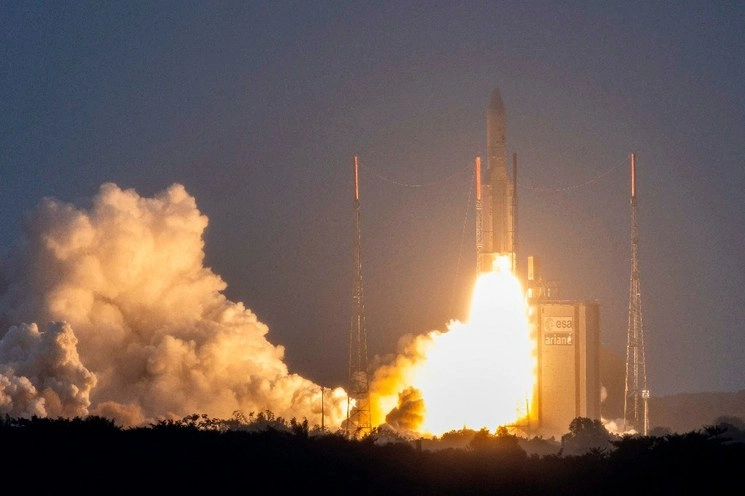 Desde el centro espacial de Guyana despegó el cohete Ariane 5 que puso en órbita dos satélites de telecomunicaciones. Foto Afp 
