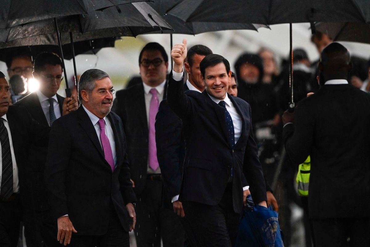 El funcionario de la administración de Donald Trump aterrizó pasadas las seis de la tarde en el Aeropuerto Internacional Felipe Ángeles, donde fue recibido por su homologo mexicano, Juan Ramón de la Fuente. Foto