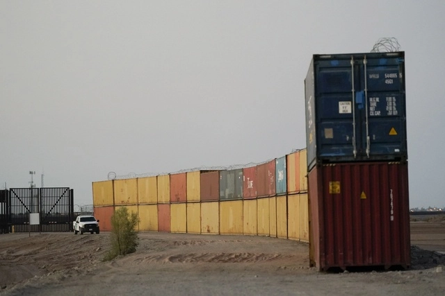 El gobierno de Texas colocó contenedores y alambres de púas en a lo largo de la frontera con México. Foto Ap