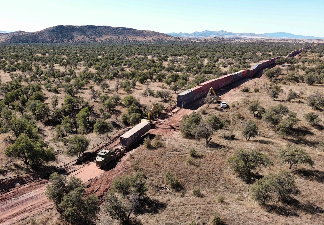 Un camión retira contenedores que servían como muro en la frontera entre Estados Unidos y México, en el Bosque Nacional Coronado, Arizona, el 20 de enero de 2023. Foto Afp