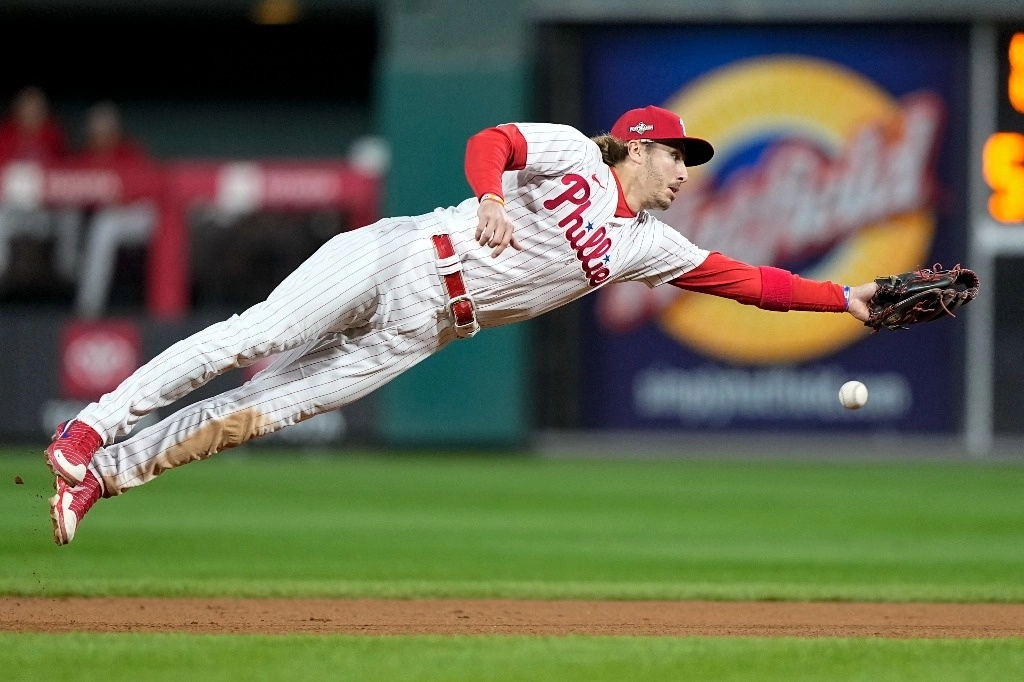El segunda base de los Filis,  Bryson Stott en una de las jugadas del encuentro. Foto Ap