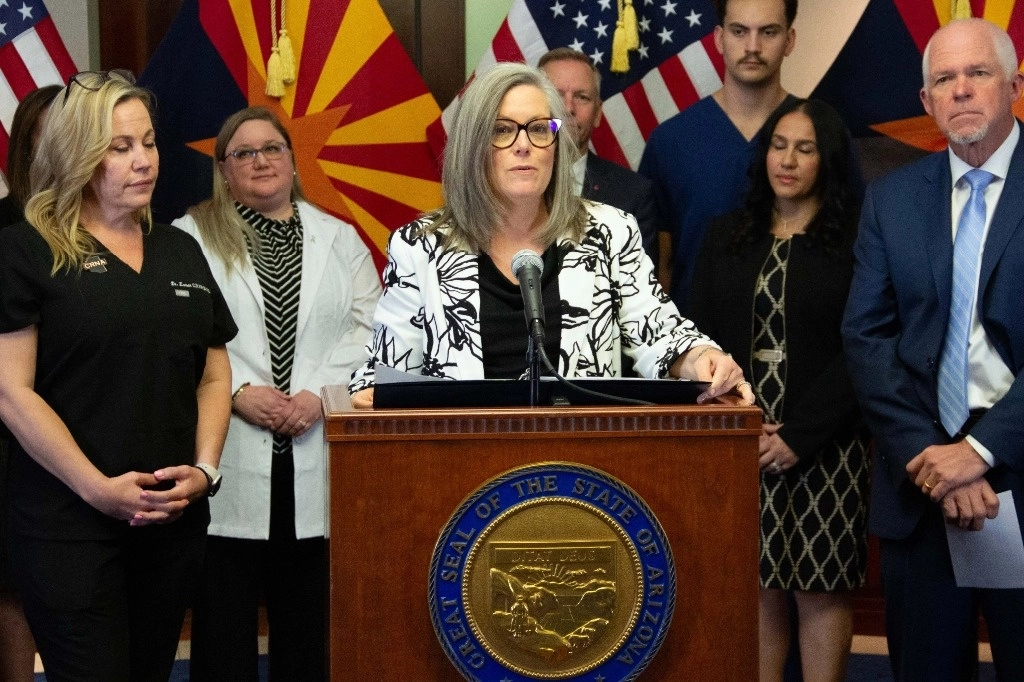  La gobernadora demócrata de Arizona, Katie Hobbs, vetó un proyecto de ley que habría tipificado como delito la entrada de migrantes. Foto @GovernorHobbs
