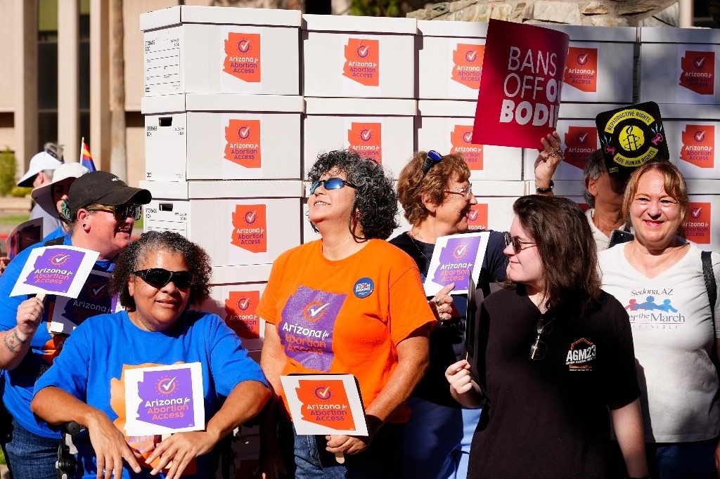 Manifestantes a favor del aborto entregan más de 800 mil firmas al Capitolio estatal de Arizona para incluir en las boletas electorales del próximo noviembre el derecho a la interrupción legal del embarazo. Foto Ap 