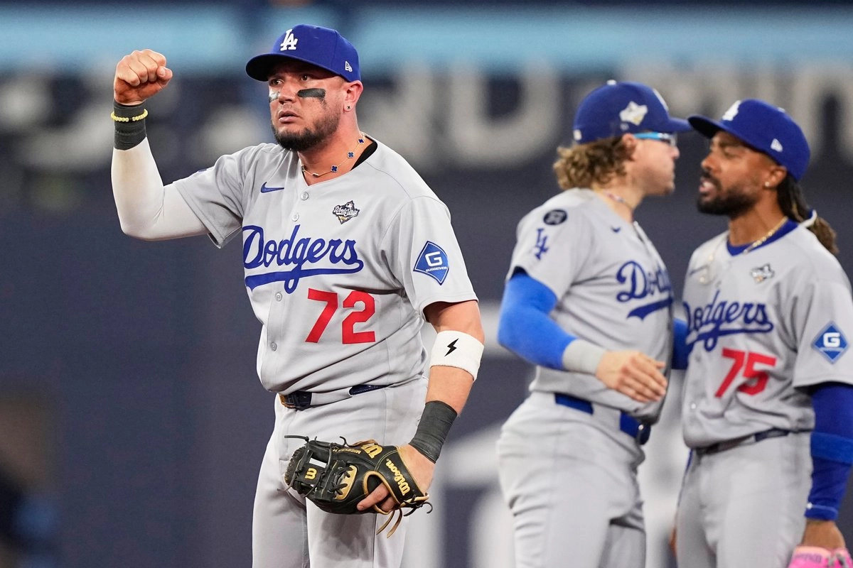 El segunda base de los Dodgers, Miguel Rojas, celebra la victoria sobre los Azulejos tras concretar el doble play que puso fin al sexto partido de la Serie Mundial.