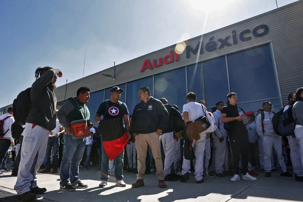 Empleados de una planta del fabricante de automóviles alemán Audi protestan por las demandas salariales en San José Chiapa, estado de Puebla, México, el 24 de enero de 2024.  Foto Afp