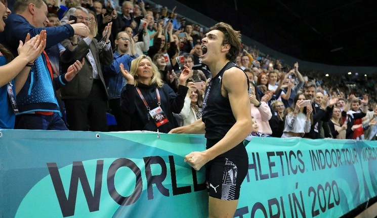 Armand Duplantis saltó 6.17 metros en el torneo que se realiza en Torun, Polonia. Foto Ap