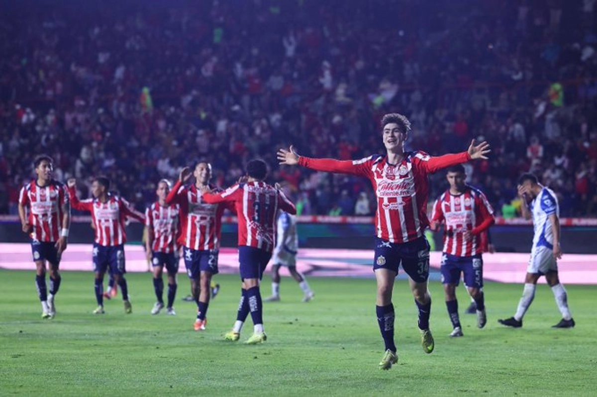 Las Chivas de Guadalajara vencieron 1-0 al Pachuca a sólo una fecha para culminar la fase regular del torneo Apertura 2025 de la Liga Mx. Foto