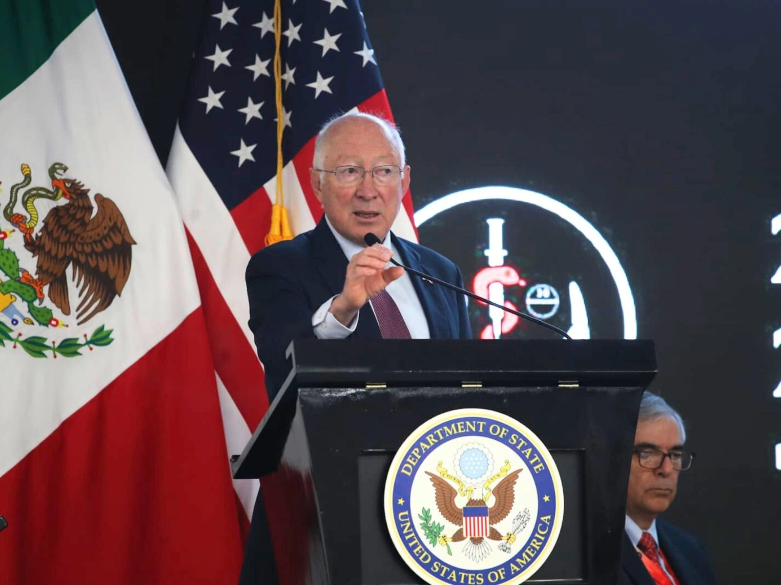 El embajador de Estados Unidos en México, Ken Salazar, encabeza una conferencia sobre drogas sintéticas, en la Ciudad de México, el 25 de enero de 2023. Foto Yazmín Ortega Cortés