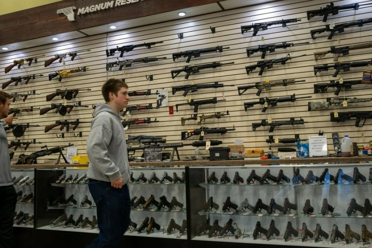 Armas se exhiben en una tienda durante el Festival de la Libertad de la Vara de Hierro en Greeley, Pennsylvania. El evento se ha presentado como una celebración de la cultura de las armas en Estados Unidos. Foto Afp / Archivo 