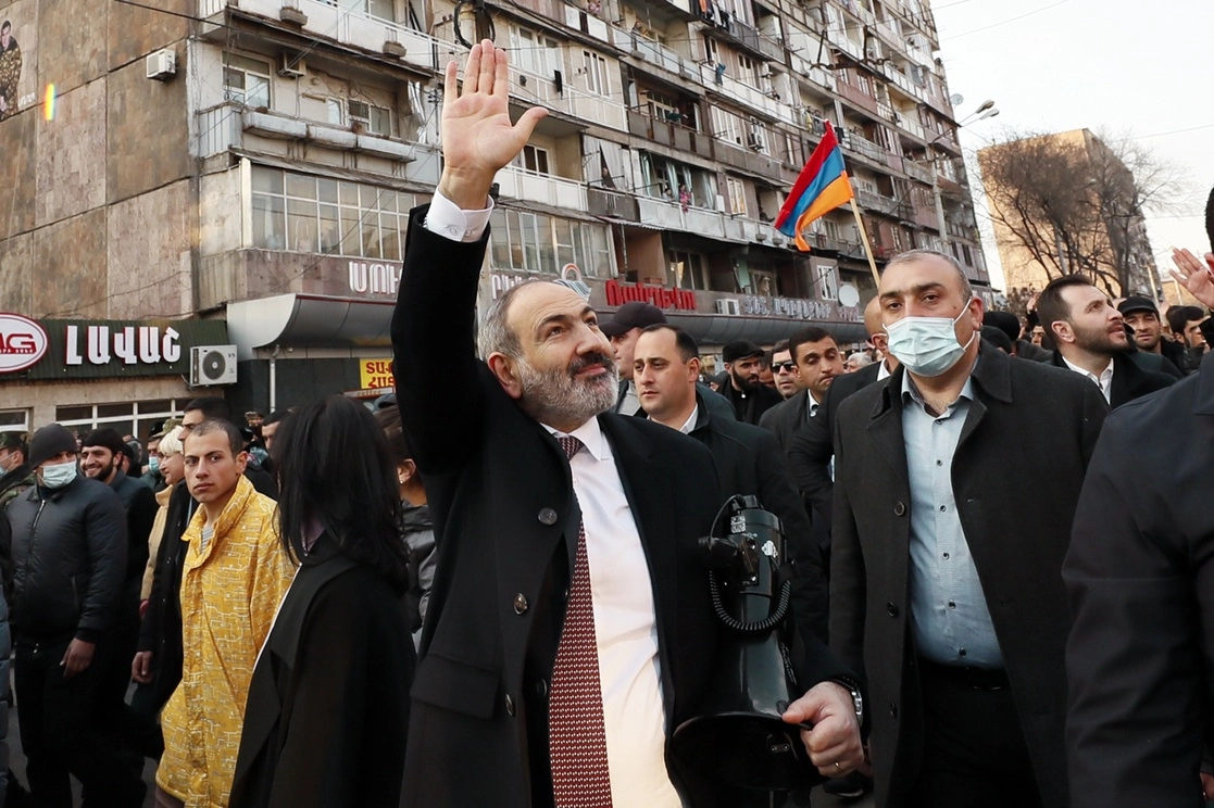 El primer ministro armenio, Nikol Pashinian, saluda a sus partidarios durante una manifestación en su apoyo en el centro de Ereván, Armenia. Foto Ap