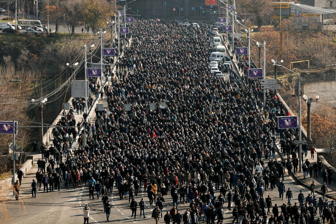 Armenios marchan en memoria de los héroes muertos en una guerra en la región de Nagorno-Karabaj, en Ereván, Armenia. Foto Ap