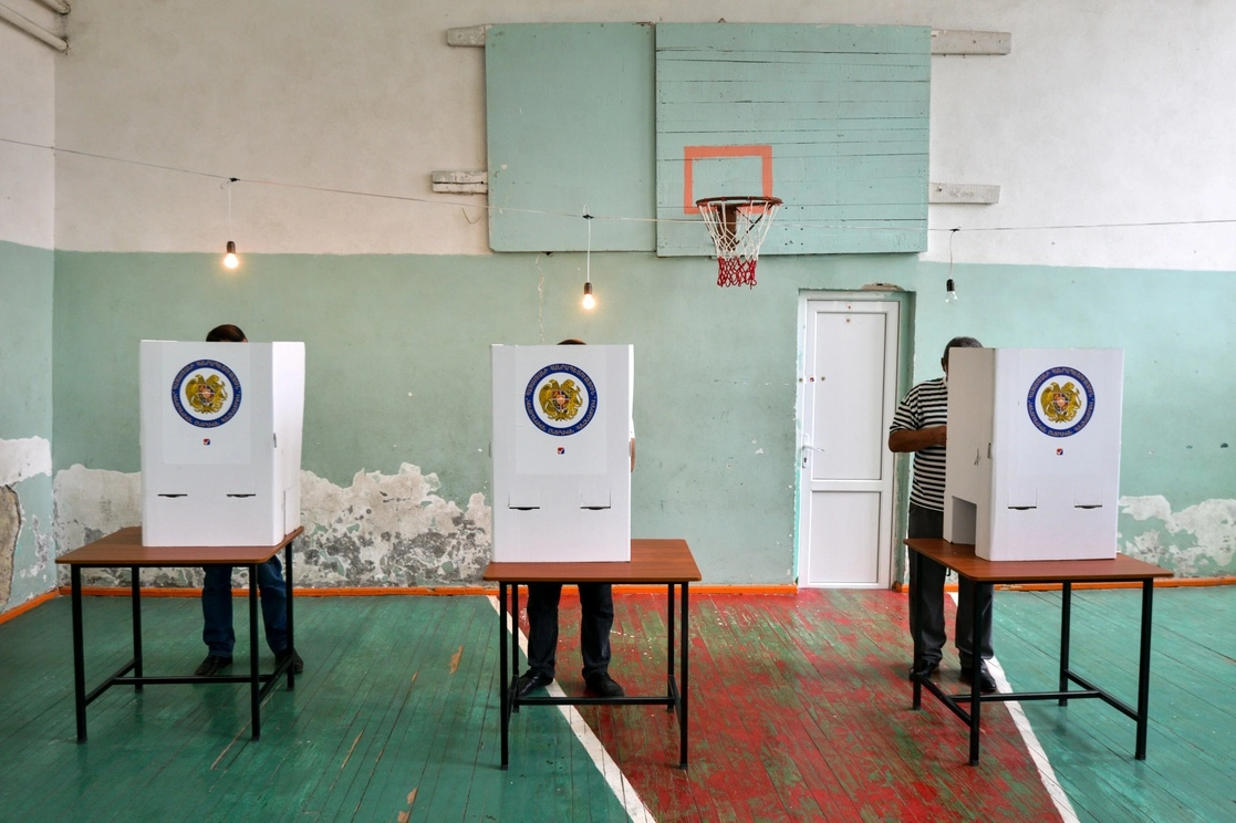 Más de dos millones y medio de armenios están registrados para  ejercer su voto en los comicios legislativos. Foto Ap