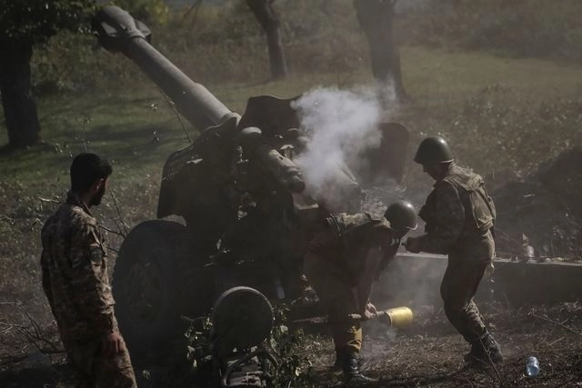 Soldados armenios disparan artillería durante el enfrentamiento contra las fuerzas de Azerbaiyán en el conflicto de Nagorno Karabaj. Foto Afp