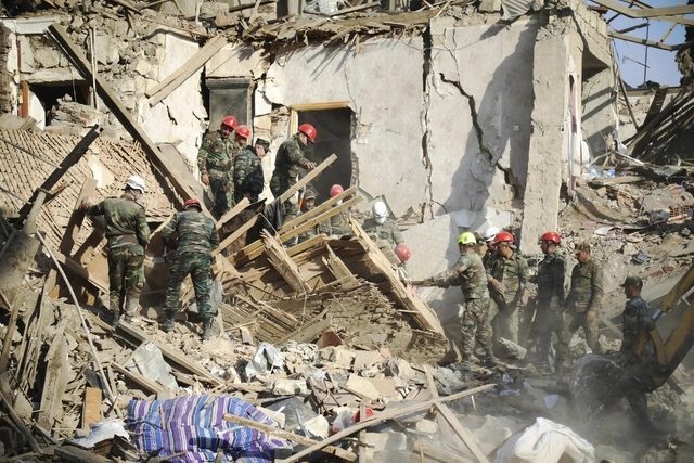 Equipos de rescate remueven escombros en búsqueda de víctimas tras los bombardeos en Ganya, Azerbaiyán. Foto Ap