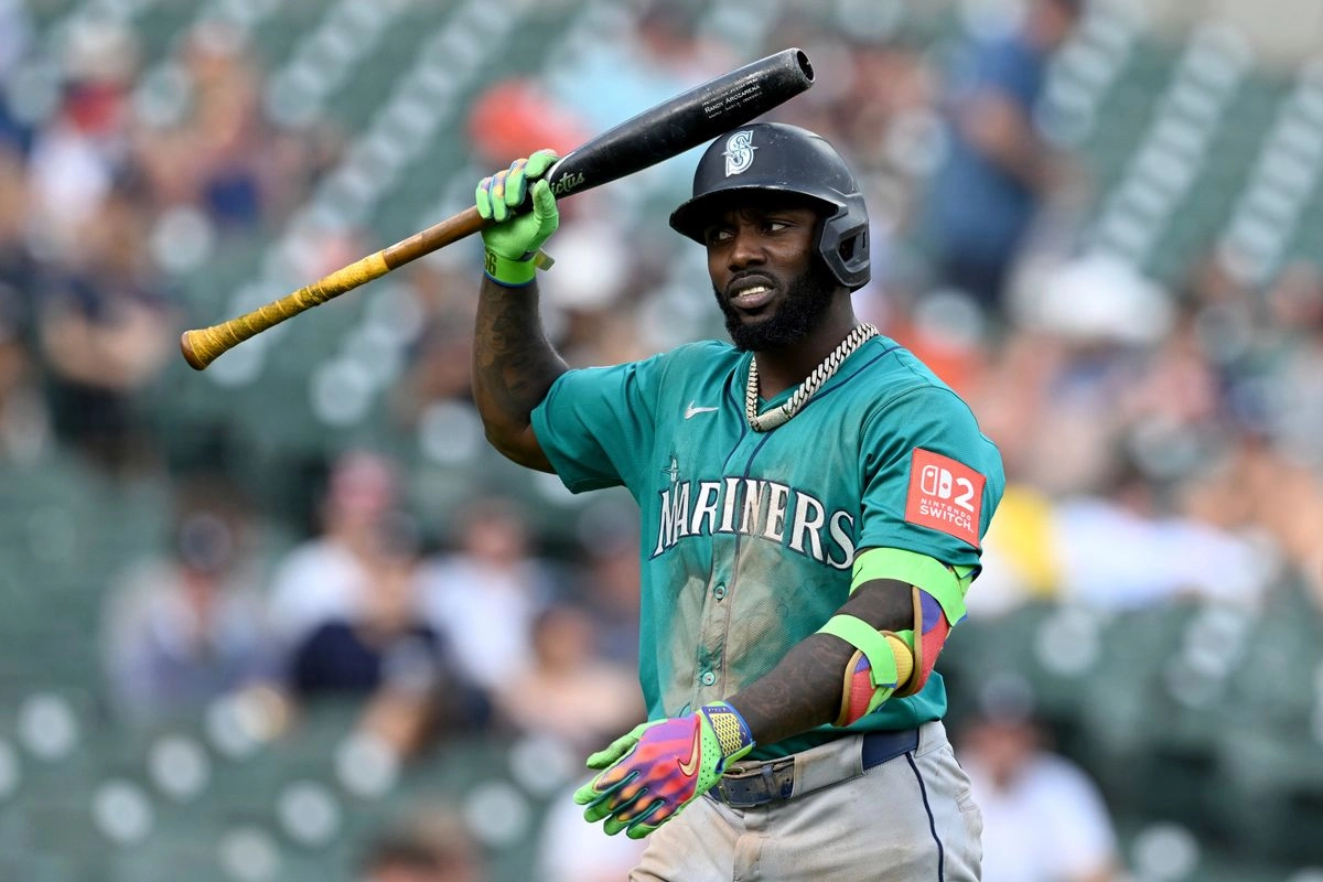 Randy Arozarena (56), de los Marineros de Seattle, se golpea la cabeza con el bate tras poncharse contra los Tigres de Detroit en la novena entrada de un partido de béisbol, en Detroit. Foto