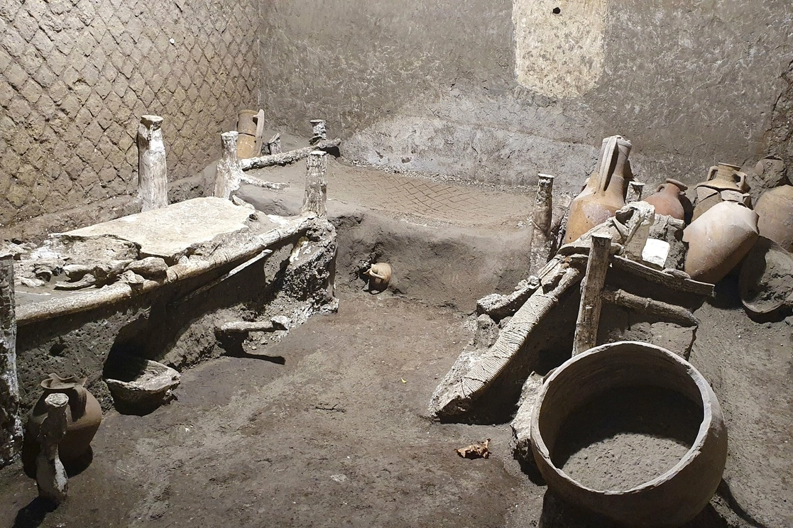 Un equipo de arqueólogos de Pompeya descubrió los restos de una "habitación de esclavos", en un hallazgo excepcionalmente raro en una villa romana destruida por la erupción del Vesubio hace casi 2 mil años. Foto Ap