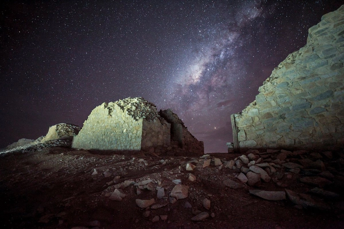 El hallazgo ocurrió en el complejo de Chankillo, ubicado en el departamento de Áncash (norte), una estructura con función astronómica 1.000 años más antigua que el famoso observatorio solar del centro astronómico (en la imagen), construido alrededor del 250 a.C. y considerado el más antiguo de América.