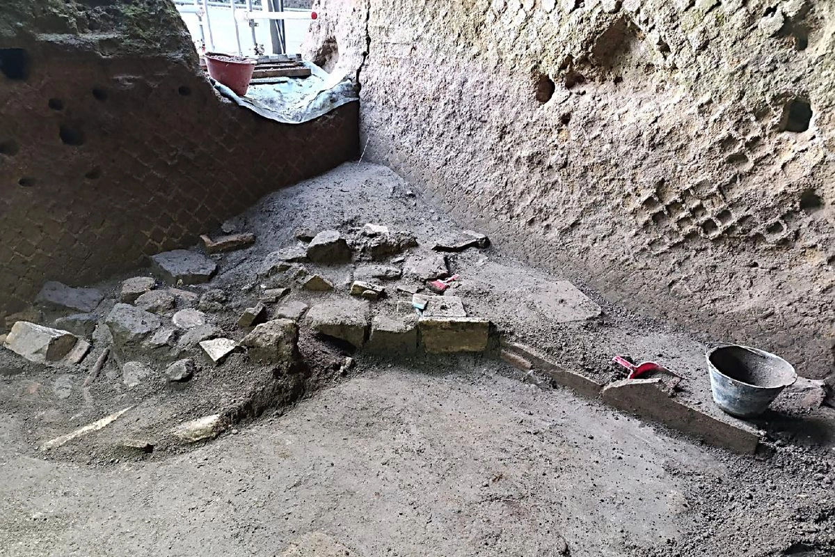 sta fotografía, tomada y publicada por el Parque Arqueológico de Pompeya el 6 de agosto de 2025, muestra nuevos descubrimientos en Pompeya, donde los arqueólogos han descubierto nueva evidencia que indica la reocupación de la ciudad tras la erupción del Vesubio en el año 79 d. C., que dejó la ciudad en ruinas.