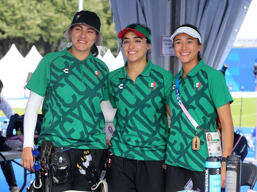 Alejandra Valencia, quien busca su segunda medalla olímpica, Ana Paula Vázquez y Ángela Ruiz se ubicaron en el tercer lugar por equipos en la ronda clasificatoria de tiro con arco y consiguieron el pase directo a los cuartos de final de París 2024. Imagen tomada de @CONADE