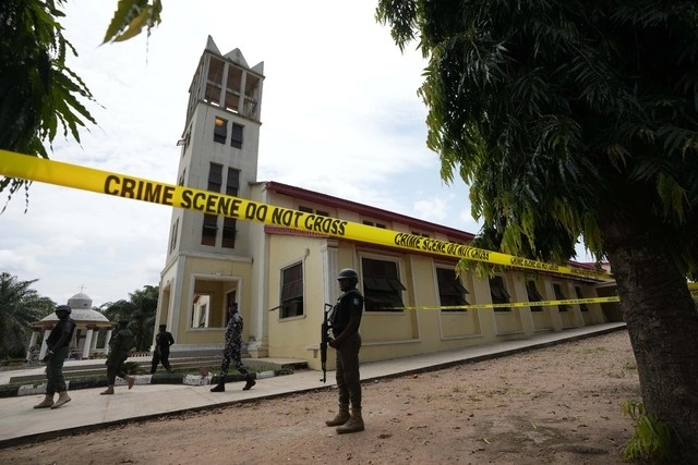 La iglesia católica atacada en Nigeria permanece resguardada y vigilada. Foto Ap
