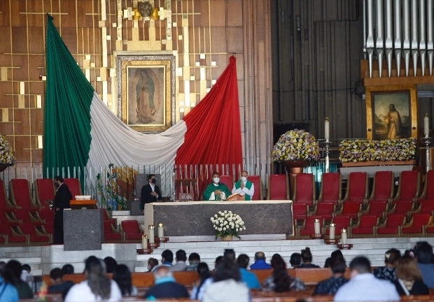 Fieles católicos en la Basílica de Guadalupe. 