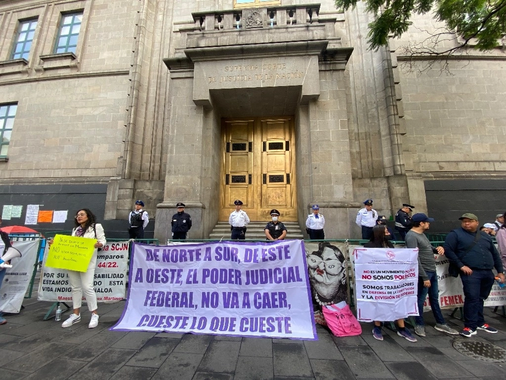 Trabajadores de la Suprema Corte de Justicia de la Nación se manifiestan al exterior del recinto en contra de la reforma judicial, en la Ciudad de México, el 29 de agosto de 2024. Foto Germán Canseco