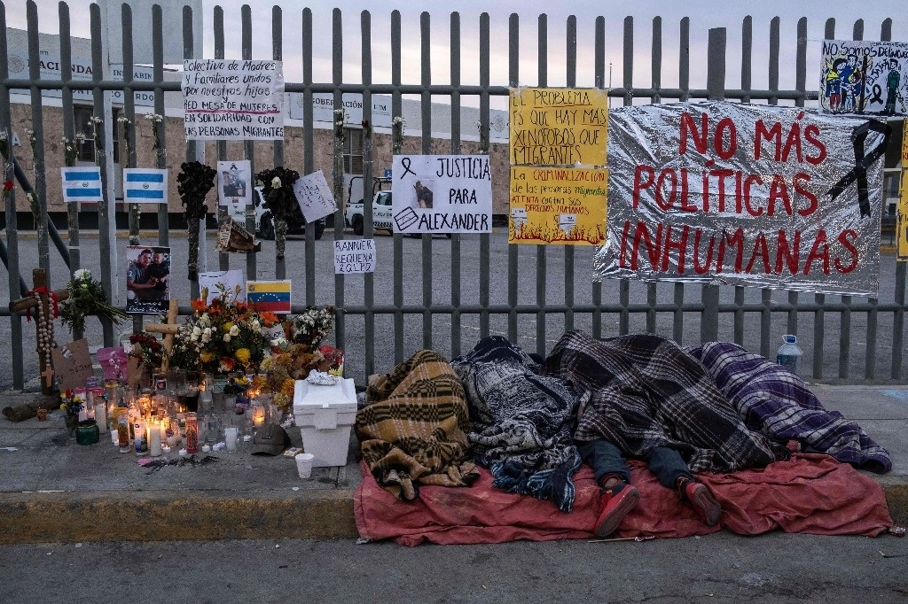 Viajeros indocumentados duermen afuera de la estación migratoria de Ciudad Juárez, Chihuahua. Foto Afp