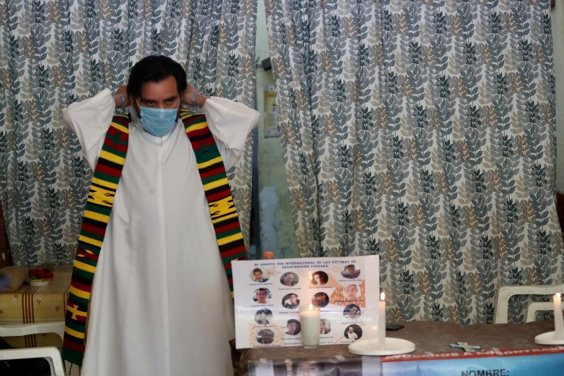 Un sacerdote oficiando misa en memoria de desaparecidos. Foto Luis Castillo/ archivo