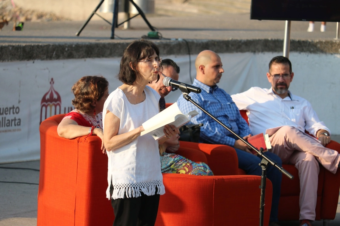 Con lectura, arrancó ayer en los Arcos del Malecón el encuentro de poetas denominado “Circunnavegaciones". Coral Bracho, entre las participantes. Foto ‘La Jornada’