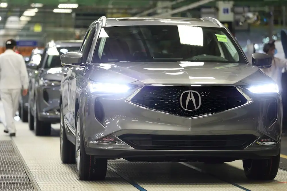 La nueva estirpe de este SUV de gran tamaño con tres filas de asientos, ha sido renovada por completo, y además de un estilo más poderoso y elegante, apuesta por un mayor lujo, seguridad y refinamiento de marcha.
Fotos. Cortesía Acura de México.
