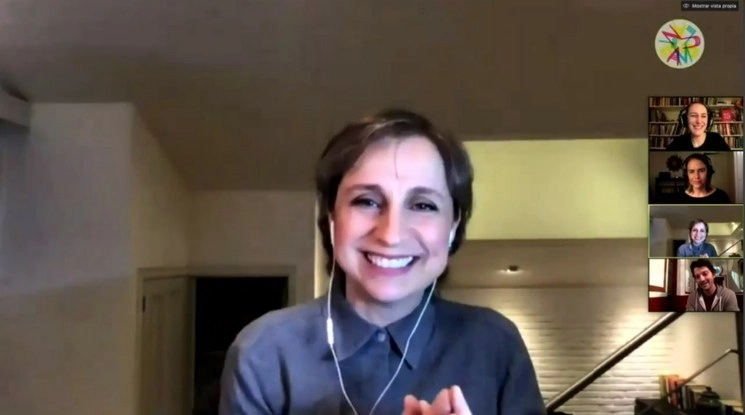 La periodista Carmen Aristegui durante la sesión de preguntas y respuestas después de la presentación de ‘Silencio Radio’ como parte del festival Ambulante en Casa. Foto tomada del streaming vía Facebook
