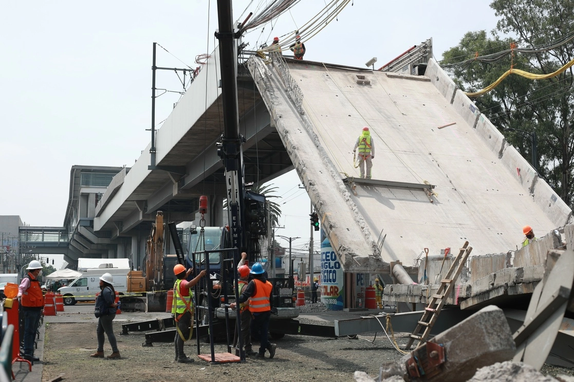 Personal de la Fiscalía General de Justicia de la Ciudad de México toma muestras de concreto y acero en las trabes colapsadas de la Línea 12 del Metro. Fotos Luis Castillo / Archivo