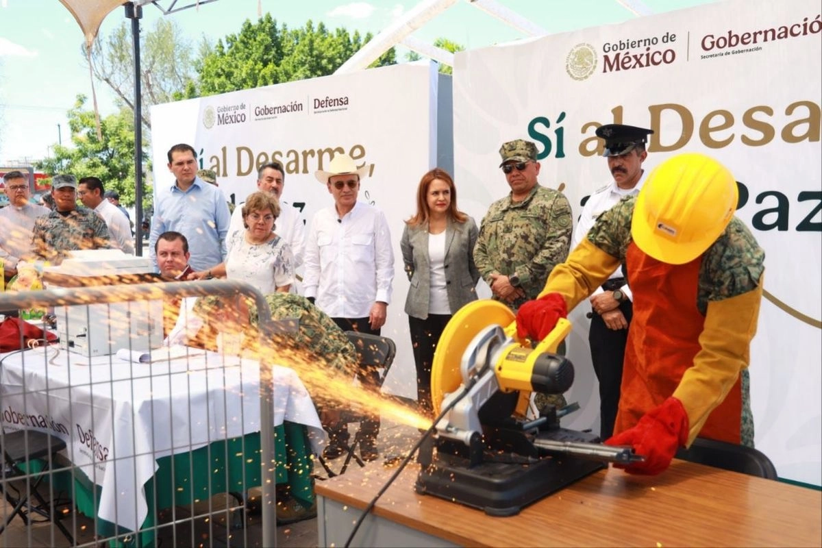 El gobernador de Sonora, Alfonso Durazo encabezó el banderazo de la campaña 'Sí al desarme, sí a la paz' en la entidad. Foto