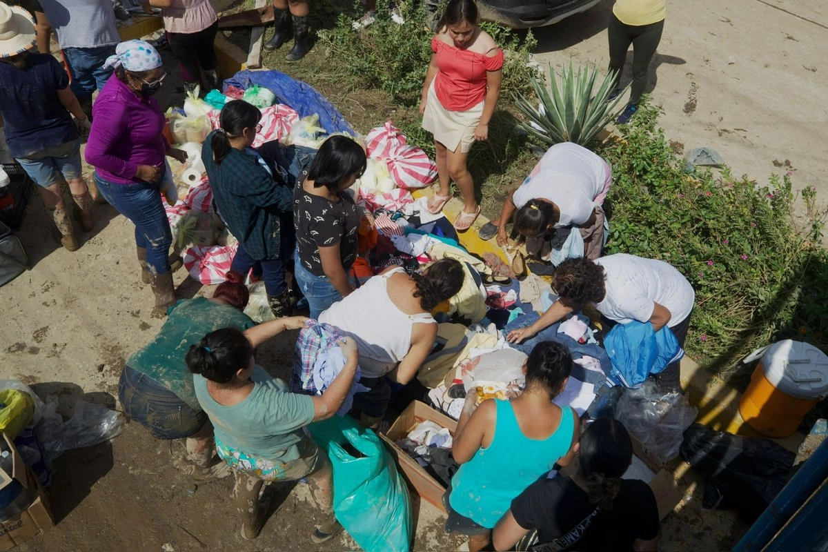 El municipio de Álamo continúa inundado y sin recibir ayuda de las autoridades. Habitantes de distintos estados les llevan comida y ropa. No cuentan con luz ni servicio telefónico. Foto 