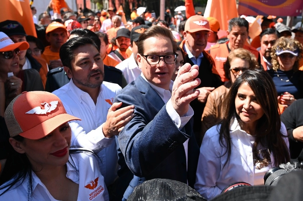Salomón Chertorivski, candidato de MC a la jefatura de gobierno, llega al mitin de campaña en Tlatelolco, acompañado por las candidatas al Senado, Alejandra Barrales y Sandra Cuevas. Foto Cuartoscuro