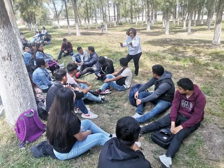 La escuela Normal Luis Villareal “El Mexe” a pesar de las adversidades recibe a sus nuevos alumnos; los estudiantes se encuentran tomando clases en las áreas verdes. Foto La Jornada