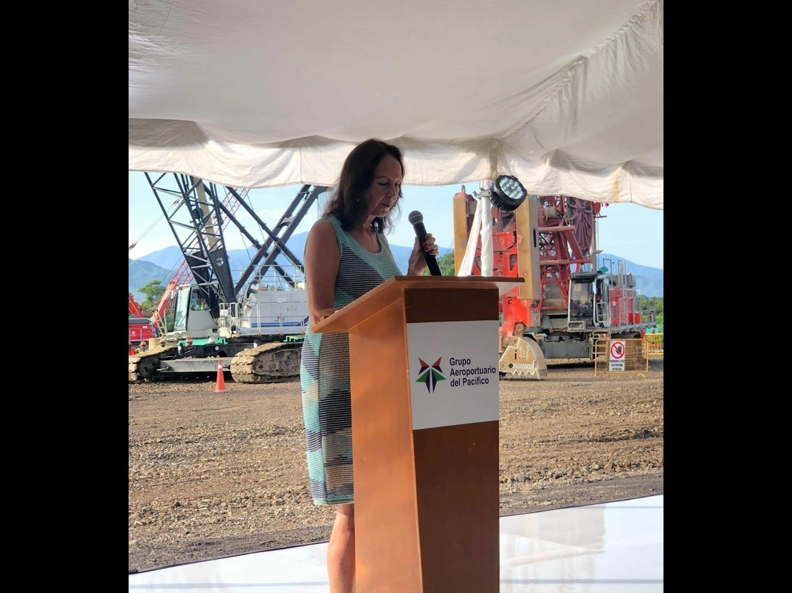 La presidenta del Consejo de Administración del Grupo Aeroportuario del Pacífico, Laura Diez Barroso, durante el arranque de obras de la nueva terminal del Aeropuerto Internacional de Puerto Vallarta, el 29 de agosto de 2022. Foto tomada del Facebook de @AeropuertoDePuertoVallarta