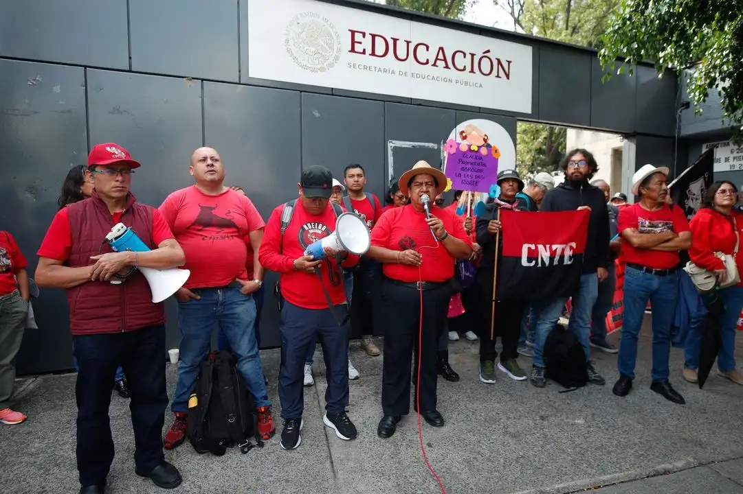 Desde antes de las ocho de la mañana, elementos de la secretaría de seguridad ciudadana capitalina se instalaron en las inmediaciones de los inmuebles ante la llegada de los educadores. Foto