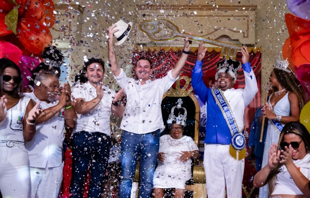 El alcalde de Río de Janeiro, Eduardo Paes (c)celebra durante la ceremonia que marca el inicio oficial del Carnaval de Río de Janeiro, en el Palacio de la Ciudad, en Río de Janeiro, Brasil, 9 febrero 2024. Foto Xinhua.