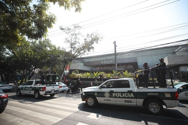 Elementos policías durante acciones de vigilancia en un centro comercial al sur de la CDMX. Foto Alfredo Domínguez