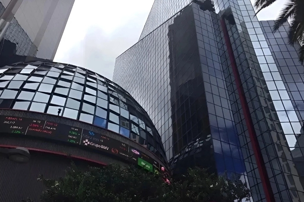 Sede de la Bolsa Mexicana de Valores, en la capital del país. Foto Guillermo Sologuren / Archivo