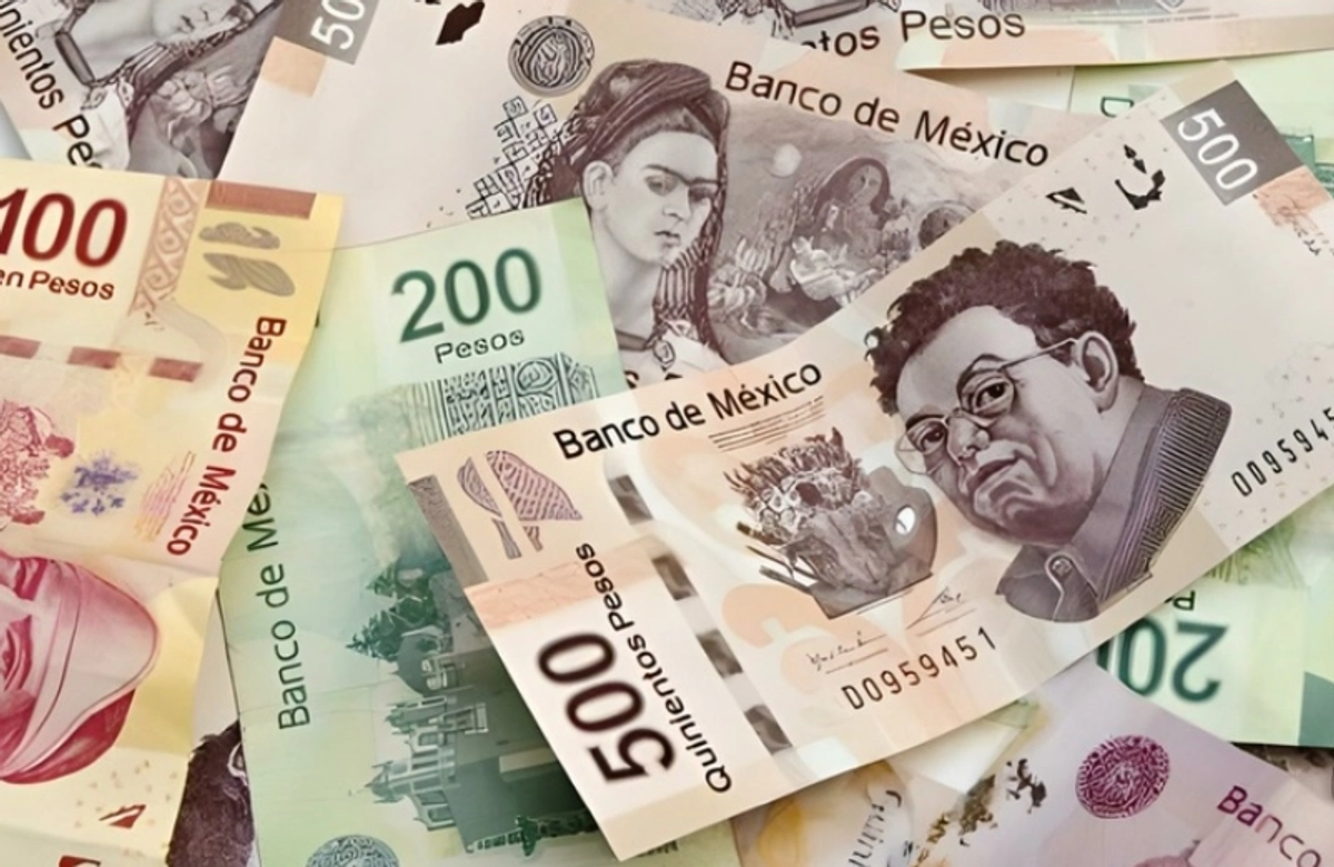 Familia de billetes mexicanos de diversas denominaciones en imagen de archivo. 