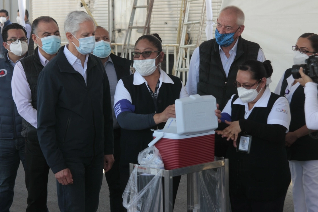 El mandatario mexiquense, Alfredo del Mazo, durante el inicio de la vacunación en Chalco, el 5 de abril de 2021. Foto Diana Ramón